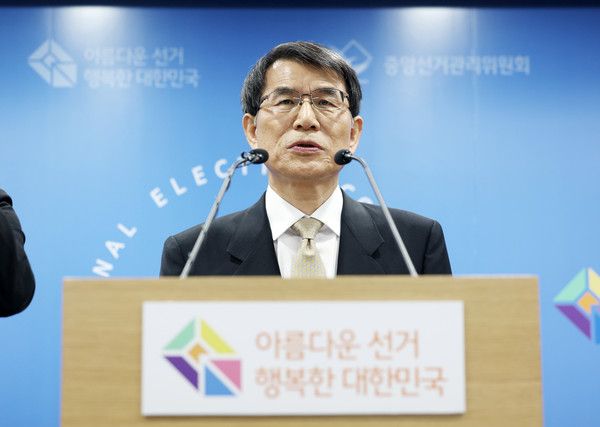 ▲ 노태악 중앙선거관리위원장이 9일 경기 과천 중앙선거관리위원회에서 6월 3일 치러지는 제21대 대통령 선거 관련 대국민 담화를 발표하고 있다. 사진=뉴시스