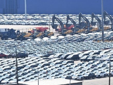 ▲ 경기도 평택항내 자동차 전용부두에 선적을 기다리는 수출용 차량이 세워져 있다. 사진=뉴시스