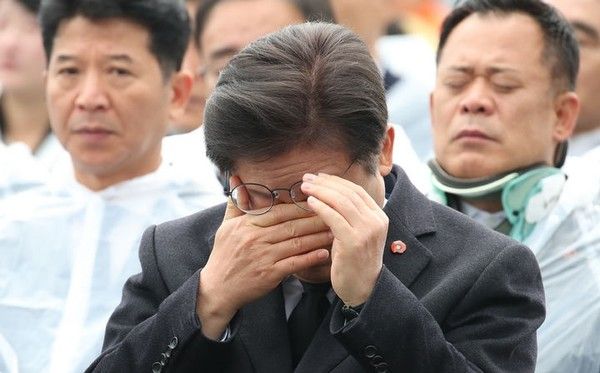 ▲ 이재명 더불어민주당 대표가 3일 오전 제주 4·3 평화공원에서 열린 제76주년 제주 4·3 희생자 추념식에 참석해 눈물을 흘리고 있다. 사진=뉴시스