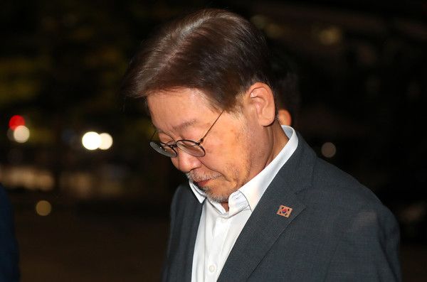 ▲ 대법원이 1일 이재명 더불어민주당 대선 후보의 공직선거법상 허위사실 공표 혐의에 대해 무죄를 선고한 2심을 깨고 사건을 서울고등법원으로 돌려 보냈다. 사진은 이재명 더불어민주당 대표가 서울 여의도 국회로 들어서는 모습. 사진=뉴시스