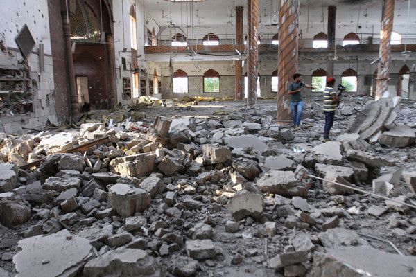 ▲ 파키스탄 기자들이 7일(현지 시간) 펀자브주 바하왈푸르 인근, 인도의 미사일 공격으로 파손된 사원 내부를 취재하고 있다. 사진=뉴시스