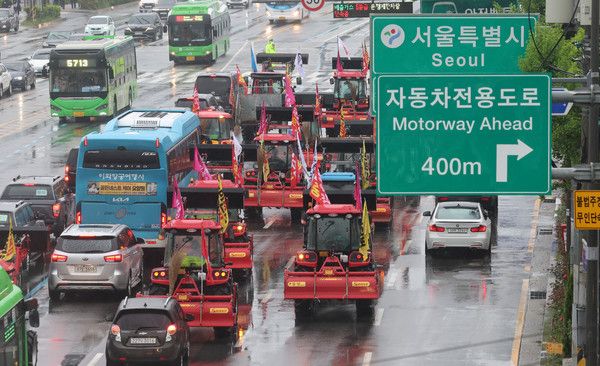 ▲ 10일 오후 서울 금천구 지하철 1호선 석수역 인근에서 전국농민회총연맹(전농) 산하 전봉준투쟁단이 광화문 동십자각에서 진행되는 내란농정 청산 농업대개혁 실현 5.10 범시민대회에 참석하기 위해 트랙터 상경 시위를 이동하고 있다. 2025.05.10. 사진=뉴시스