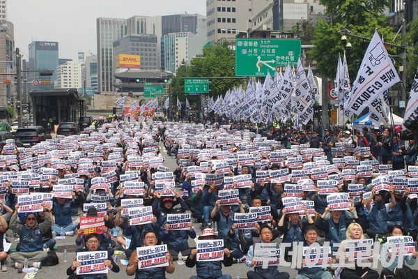 ▲ 11일 서울역 인근에서 열린 ‘택배노동자대회’의 참가자들이 택배 노동자 차별 폐지를 요구하는 내용이 담긴 피켓을 들고 있다. 사진=이기봉 기자
