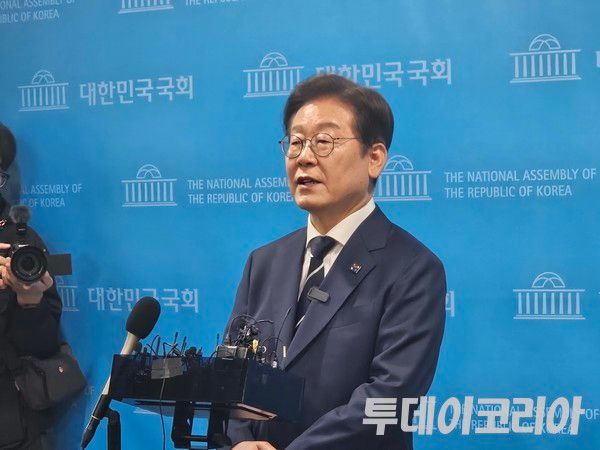 ▲ 이재명 전 더불어민주당 대표가 지난달 11일 국회 소통관에서 비전 및 캠프 인선 기자회견을 마친 후 기자들과 만난 자리에서 발언하고 있다. 사진=투데이코리아