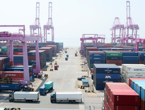 ▲ 12일 인천 연수구 인천신항 컨테이너 터미널에서 컨네이너가 쌓여 있다. 사진=뉴시스