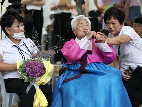 ▲ '위안부' 피해자 이옥선 할머니(故 이옥선 할머니와 동명이인)가 12일 경기 광주시 퇴촌면 나눔의집에서 열린 일본군 '위안부' 피해자 기림의 날(8월 14일) 기념식 및 故 이옥선 할머니 흉상 제막식에서 인사말을 하고 있다. 사진=뉴시스