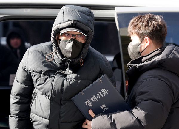 ▲ 2018년 지방 선거 과정에서 억대의 불법 정치자금을 수수한 혐의를 받는 '건진법사' 전영배 씨가 9일 서울 양천구 서울남부지방법원에서 열린 영장실질심사(구속 전 피의자심문)에 출석하고 있다. 2025.01.09. 사진=뉴시스