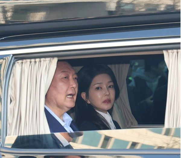 ▲ 윤석열 전 대통령과 김건희 여사가 헌법재판소 파면 결정 후 일주일 만인 11일 오후 서울 용산구 한남동 대통령 관저를 떠나고 있다. 2025.04.11. 사진=뉴시스