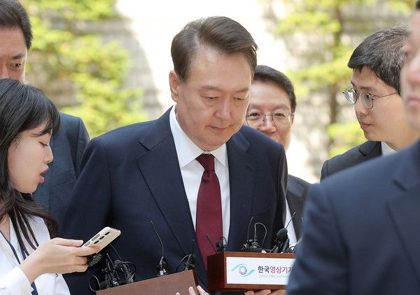 ▲ 내란 우두머리 혐의로 재판에 넘겨진 윤석열 전 대통령이 12일 오전 서울 서초구 서울중앙지법에서 열린 세 번째 공판에 출석하고 있다. 사진=뉴시스