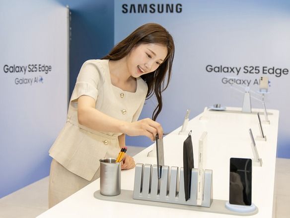 ▲ 삼성전자가 13일 ‘Galaxy S25 Edge: Beyond slim’ 행사를 통해 초슬림 스마트폰 ‘갤럭시 S25 엣지’를 공개했다. 사진=삼성전자