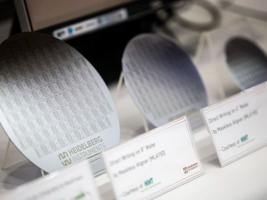 ▲ 지난 2월 19일 서울 강남구 코엑스에서 열린 세미콘 코리아 2025에 반도체 웨이퍼가 전시되어 있다. 사진=뉴시스