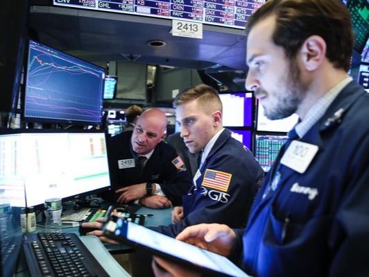 ▲ 미국 뉴욕의 뉴욕 증권거래소에서 트레이더들이 모니터를 보며 일하고 있다. 사진=뉴시스