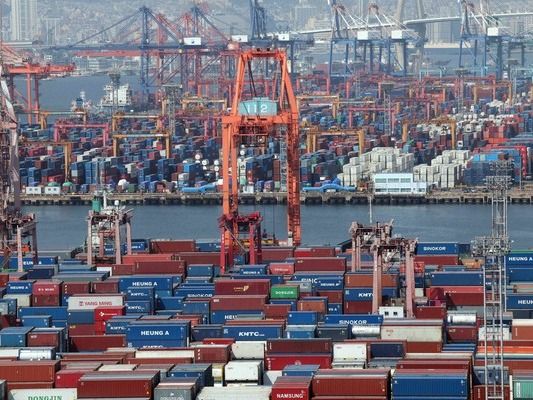 ▲ 지난달 9일 부산 남구 신선대(사진 아래) 및 감만(위) 부두 야적장에 수출입 컨테이너가 쌓여 있다. 사진=뉴시스