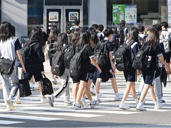 ▲ 수원시 영통구 망포동에서 학생들이 등교를 하고 있다. 사진=뉴시스