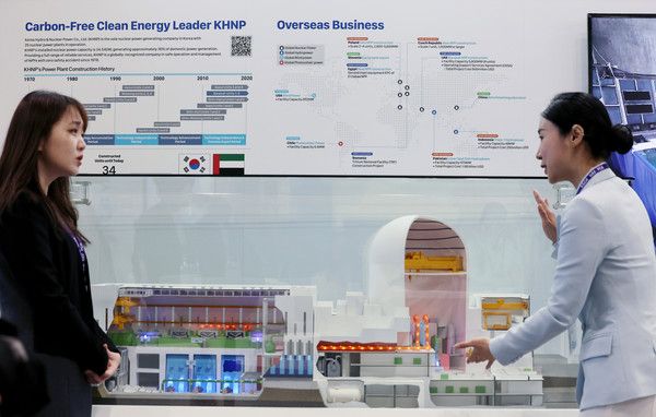 ▲ 지난해 4월 3일 서울 강남구 코엑스에서 열린 코리아스마트그리드엑스포 원전 수출 특별관에서 한국수력원자력 관계자가 한국형 원자력 발전소 APR1400(Advanced Power Reactor 1400)을 설명하고 있다. 사진=뉴시스