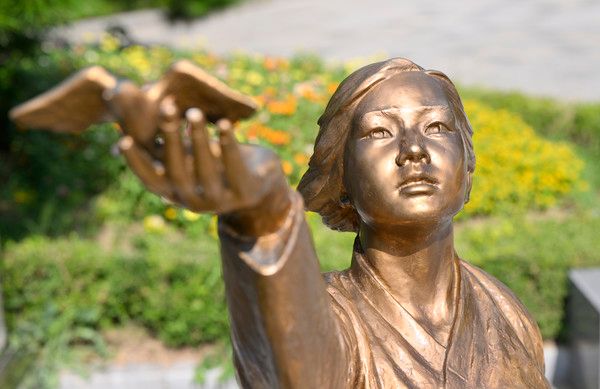 ▲ 광주 북구청광장에 소녀상이 설치돼 있다. 사진=뉴시스