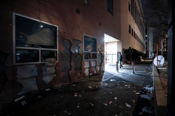 ▲ 윤석열 대통령의 구속영장이 발부된 19일 서울 마포구 서울서부지방법원의 유리창이 윤 대통령 지지자들에 의해 파손되어 있다. 2025.01.19. 사진=뉴시스