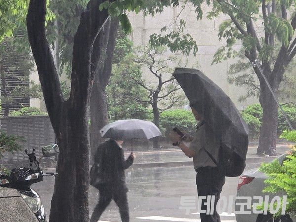 ▲ 16일 오후 16시 20분 기준 서울 동북권과 서북권에 호우주의보를 발효된 가운데, 우산을 쓴 시민들이 발걸음을 옮기고 있다. 사진=투데이코리아