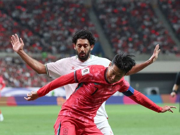 ▲ 지난달 5일 서울 마포구 서울월드컵경기장에서 열린 2026 북중미 월드컵 아시아 지역 3차 예선 B조 1차전 대한민국과 팔레스타인의 경기에서 대표팀 손흥민이 팔레스타인 아타 자베르와 볼 경합을 벌이고 있다. 사진=뉴시스