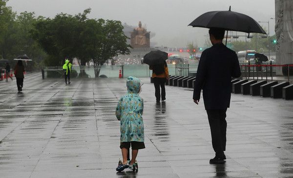 ▲ 서울 종로구 광화문 네거리에 우산을 쓴 시민들이 발걸음을 재촉하고 있다. 사진=뉴시스