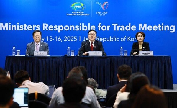 ▲ 정인교 산업통상자원부 통상교섭본부장이 지난 16일 제주국제컨벤션센터(ICC)에서 아시아태평양경제협력체(APEC) 통상장관회의 결과 21개 회원국 만장일치로 공동선언문을 채택했다고 발표하고 있다. 사진=산업통상자원부