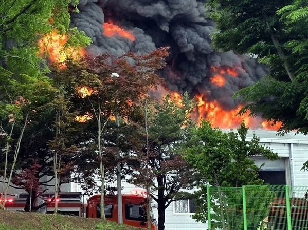 ▲ 17일 오전 7시11분께 광주 광산구 소촌동 금호타이어 광주공장에서 화재가 발생한 가운데 공장 건물 위로 화염이 치솟고 있다. 사진=뉴시스