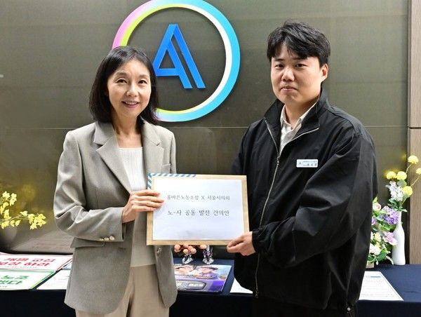 ▲ 최호정 의장(왼쪽)이 송시영 위원장으로부터 건의서를 받고 있다. 사진=서울시의회