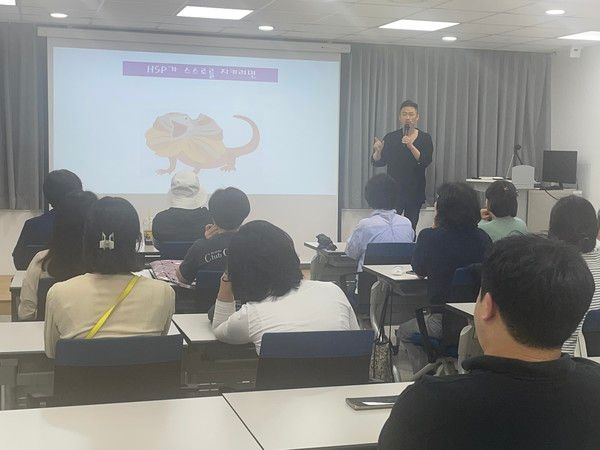 ▲ 지난 8일 가락몰 도서관에서 문화 프로그램 ‘월간 인문학’이 진행되고 있다. 사진=서울시농수산식품공사