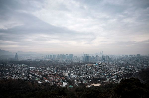 ▲ 서울 남산에서 바라본 도심에 안개가 끼어있다. 사진=뉴시스