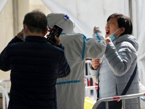 ▲ 21일 중국 베이징의 한 코로나19 검사소에서 코로나19 검사를 받는 여성이 고통스러운 표정을 짓고 있다. 중국에서 오미크론 변이로 인한 코로나19 확산이 이어지자 상하이 디즈니랜드가 임시 폐쇄를 결정했다. 사진=뉴시스.