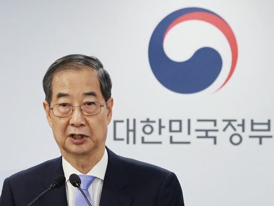 ▲ 헌법재판소의 탄핵 기각으로 직무에 복귀한 한덕수 대통령 권한대행 국무총리가 24일 정부서울청사에서 대국민담화를 하고 있다. 사진=뉴시스