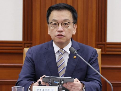 ▲ 최상목 경제부총리 겸 기획재정부 장관이 15일 오전 서울 종로구 정부서울청사에서 열린 경제관계장관회의 겸 산업경쟁력강화 관계장관회의에 참석해 발언하고 있다. 사진=뉴시스