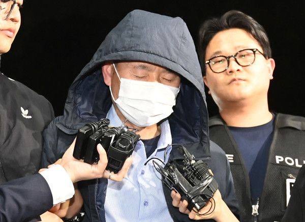 ▲ 시흥시 정왕동에서 2명을 살해하고 2명에게 흉기를 휘둘러 다치게 한 혐의로 긴급체포된 차철남이 19일 오후 경기 시흥경찰서로 압송되고 있다. 사진=뉴시스