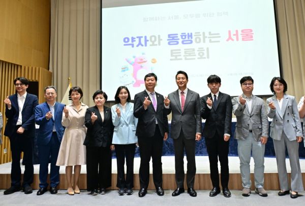 ▲ 서울시의회 보건복지위원회 김영옥 위원장이 19일 오전 서울시청 3층 대회의실에서 개최된 ‘약자와 동행하는 서울 토론회’에 참석해 향후 발전방향에 대해 모색하는 시간을 가졌다. 사진=서울시의회