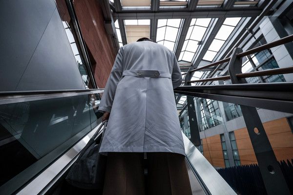 ▲ 20일 서울 시내 대학병원에서 의료진들이 이동하고 있다. 사진=뉴시스