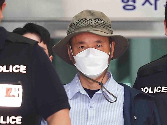 ▲ ▲ 시흥시 정왕동에서 2명을 살해하고 2명에게 흉기를 휘둘러 다치게 한 혐의로 긴급체포된 차철남이 21일 경기 시흥경찰서에서 영장실질심사를 받기 위해 수원지방법원 안산지원으로 호송되고 있다. 2025.05.21. 사진=뉴시스