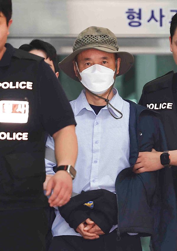 ▲ 시흥시 정왕동에서 2명을 살해하고 2명에게 흉기를 휘둘러 다치게 한 혐의로 긴급체포된 차철남이 21일 경기 시흥경찰서에서 영장실질심사를 받기 위해 수원지방법원 안산지원으로 호송되고 있다. 2025.05.21. 사진=뉴시스