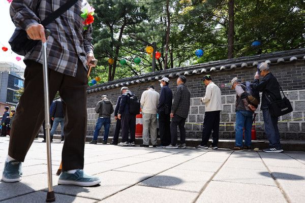 ▲ 어버이날인 8일 서울 종로구 원각사 무료급식소를 찾은 어르신들이 줄을 서 있다. 사진=뉴시스