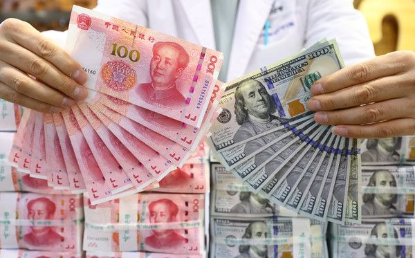 ▲ 서울 중구 하나은행 위변조대응센터에서 직원이 달러화와 위안화를 정리하고 있다. 사진=뉴시스