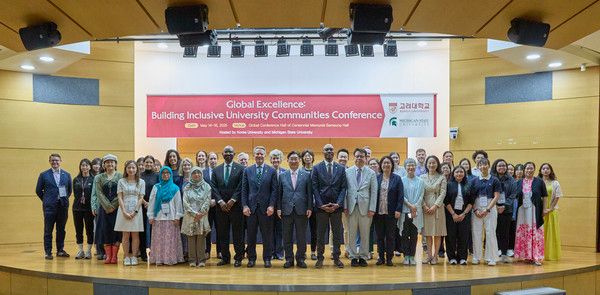 ▲ (왼쪽 첫 번째줄 세 번째부터) 티터스 아워쿠세(미시건주립대 국제처 부총장 겸 학장), 케빈 구스키위츠(미시건주립대 총장), 김동원 고려대 총장, 자바르 베넷(미시건주립대 다양성·포용성 부총장), 송상기 고려대 국제처장. 사진=고려대학교