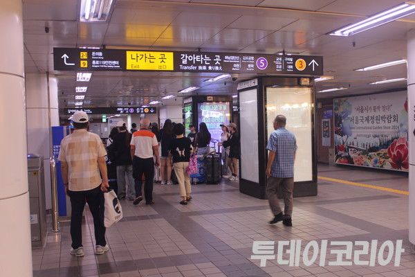 ▲ 시민들이 1호선 종로3가역에서 환승을 위해 이동하고 있다. 사진=이기봉 기자