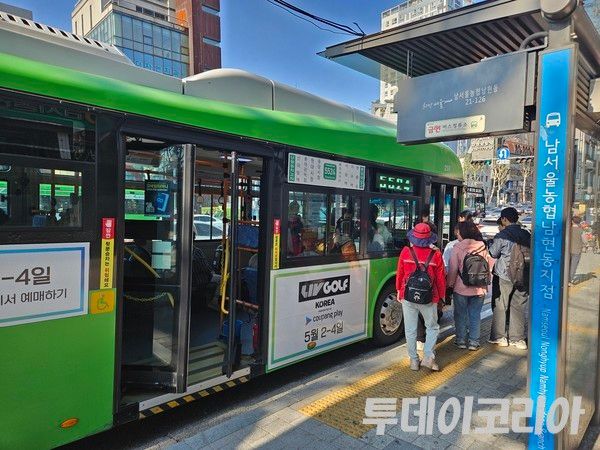 ▲ 서울 시내 버스정류장에서 시민들이 버스에 탑승하고 있다. 사진=투데이코리아