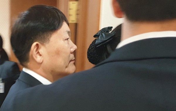 ▲ 타이어뱅크 김정규 회장이 종합소득세 수십억원을 탈세한 혐의로 22일 오후 대전 서구 둔산동 대전지방법원에서 징역 4년에 벌금 100억원을 선고 받고 급히 재판장을 떠나고 있다. 2019.02.22. 사진=뉴시스