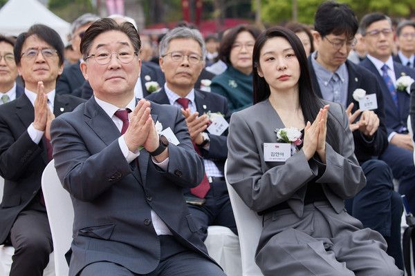 ▲ 지난 5일 서울 성북구 고려대학교에서 열린 개교 120주년 기념식에 김동원 총장과 전 피겨스케이팅 선수이자 올림픽 금메달리스트인 김연아(체육교육09학번)가 참석하고 있다. 사진=고려대학교