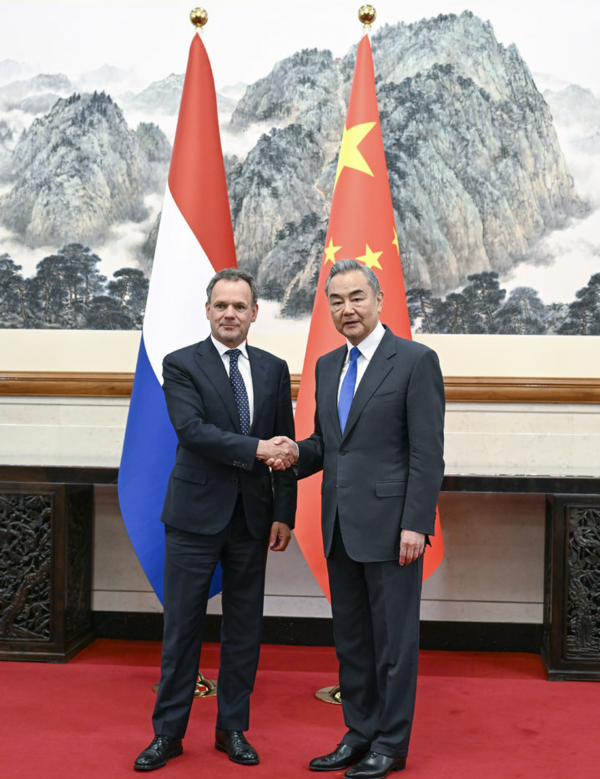 ▲ 22일 왕이 중국 외교부장(오른쪽)이 중국 수도 베이징에서 카스파르 벨드캠프 네덜란드 외교부장과 회담을 하고 있다. 사진=뉴시스