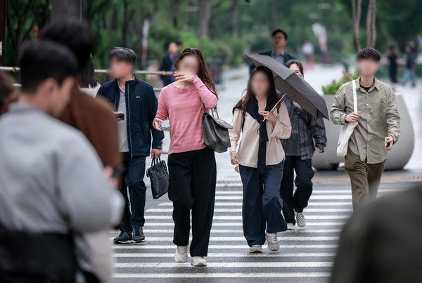 ▲ 서울 종로구 광화문네거리에서 가벼운 옷차림을 한 시민들이 이동하고 있다. 사진=뉴시스