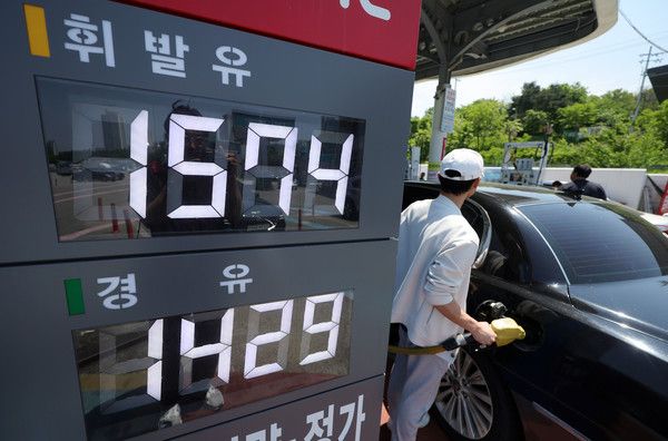 ▲ 지난 18일 서울 서초구 경부고속도로 부산방향 만남의 광장 주유소에 유가 정보가 표시되어 있다. 사진=뉴시스