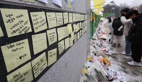 ▲ 12일 초등학생 피살 사건이 발생한 대전 서구 관저동의 한 초등학교 정문에 고 김하늘 양을 추모하는 문구가 붙어 있다. 사진=뉴시스