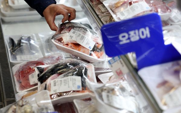▲ 서울 시내 한 대형마트에서 시민이 수산물을 고르고 있다. 사진=뉴시스