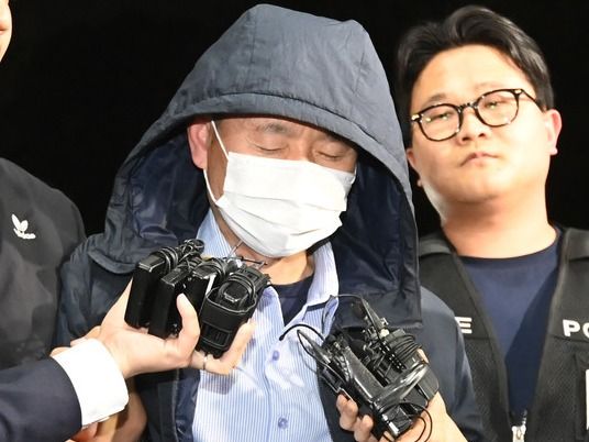 ▲ ▲ 시흥시 정왕동에서 2명을 살해하고 2명에게 흉기를 휘둘러 다치게 한 혐의로 긴급체포된 차철남이 19일 오후 경기 시흥경찰서로 압송되고 있다. 사진=뉴시스